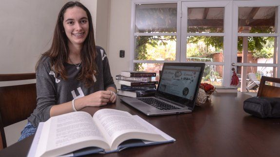 A los 8 años Julieta descubrió su pasión por los libros leyendo la saga de Harry Potter. Ahora comparte esta pasión con miles de personas.