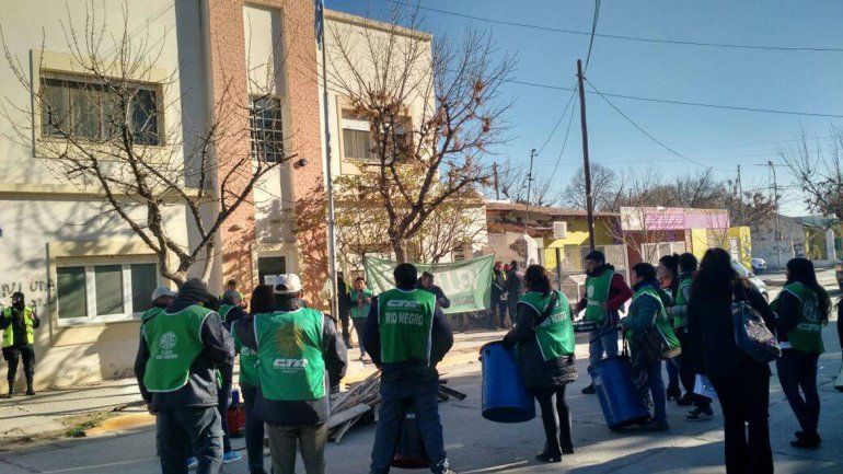 Los municipales protestaron ayer en las calles de Fernández Oro.