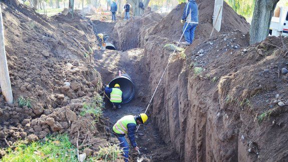 Los operarios del Municipio están terminando las cámaras de inspección.