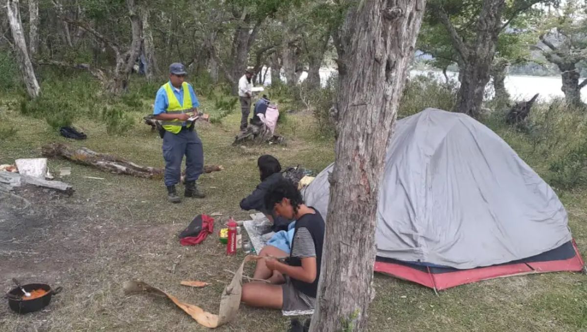 Multan a turistas por acampar en lugares prohibidos en Siete Lagos