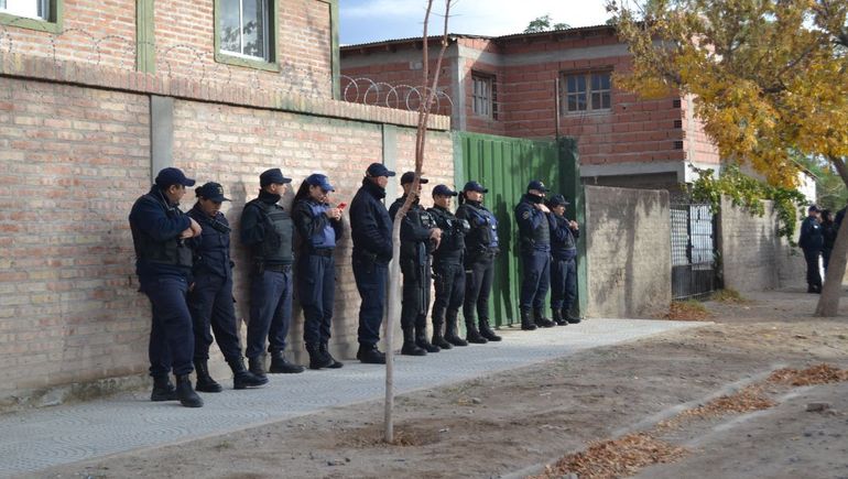 La Policía realizó un gran operativo para garantizar la demolición de un aguantadero denunciado por vecinos del Piedrabuena. Foto: Estefania Petrella.
