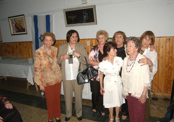Un emotivo acto de las docentes jubiladas