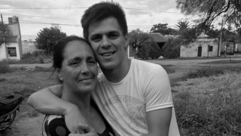 Gracias a la comunidad, Matías logró juntar el dinero para trasladar a su mamá fallecida a Chaco