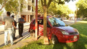dos autos chocaron en la avenida y uno termino contra un poste de luz