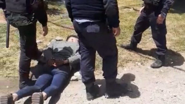 Agredió a un hombre, le robó el auto y protagonizó tremendo vuelco