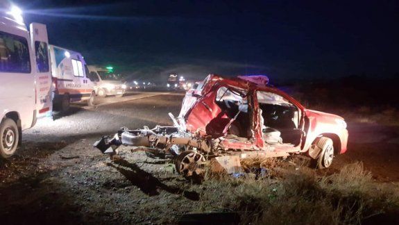 Una persona murió en un choque entre un camión y una camioneta 