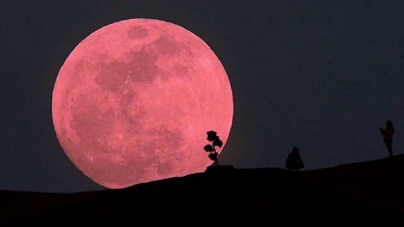 Esta noche podrá verse una súper luna rosada que será la única del año
