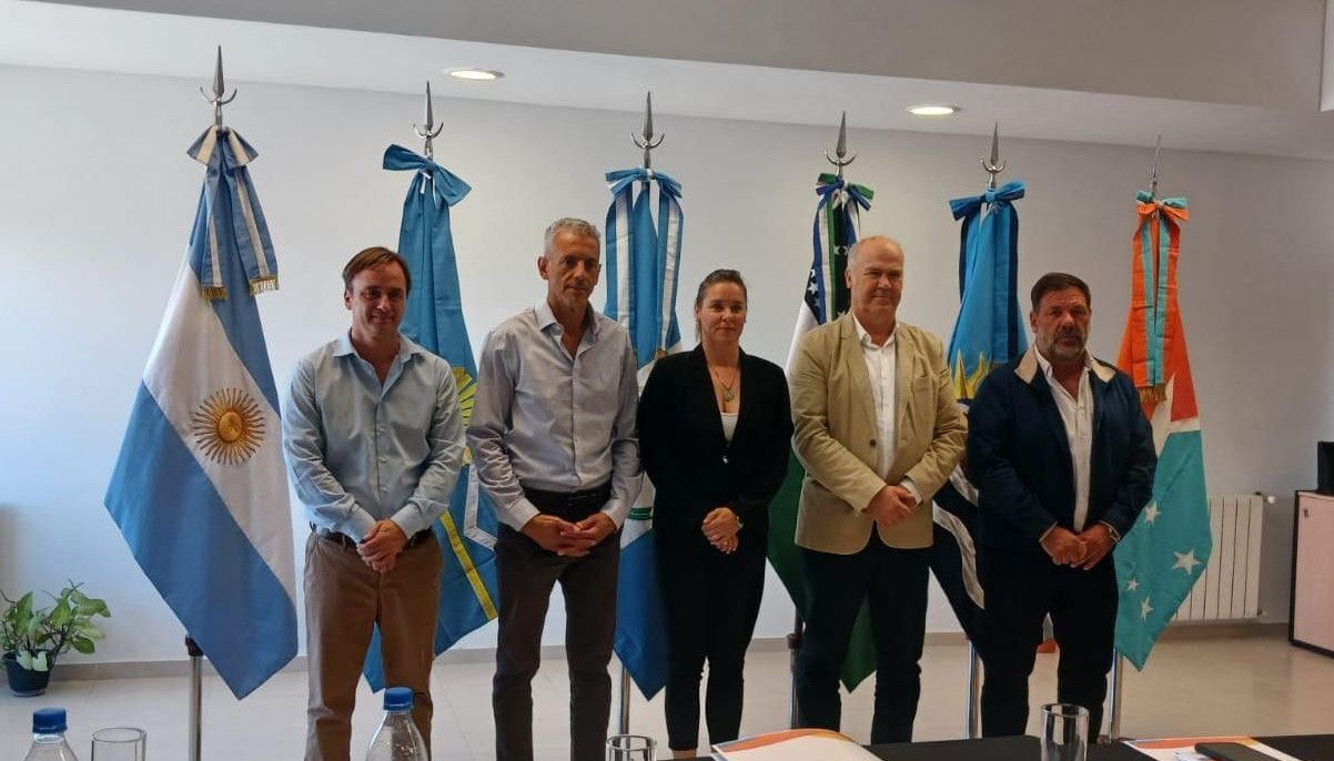 El secretario de Agricultura de la Nación, Sergio Iraeta (segudo de la derecha) junto a los referentes de áreas de la provincias patagónicas.&nbsp;