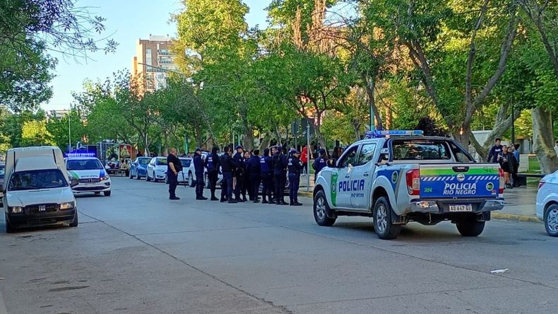 Un numeroso grupo de policías participó en el operativo en la plaza San Martín por las peleas entre jovenes. | LMCipolletti.com Un numeroso grupo de policías participó en el operativo en la plaza San Martín por las peleas entre jovenes.