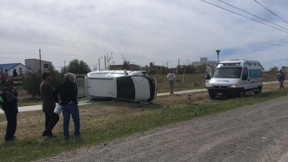 Intentó sobrepasar a otro auto sobre la Ruta 65 y volcó