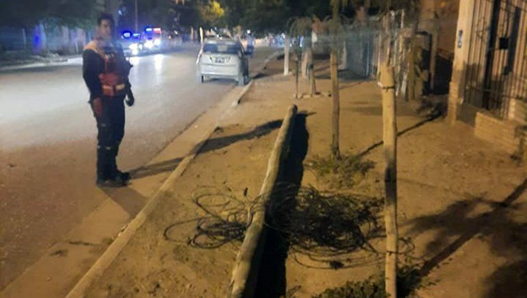 Un camión arrancó cables de telefonía y tuvieron que cortar la calle
