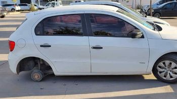 A una empleada del hospital le robaron una rueda del auto mientras estaba de guardia.