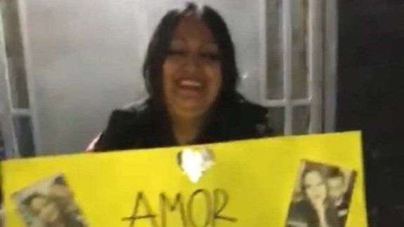 Le propuso matrimonio en popular esquina: ¡un barrio feliz!