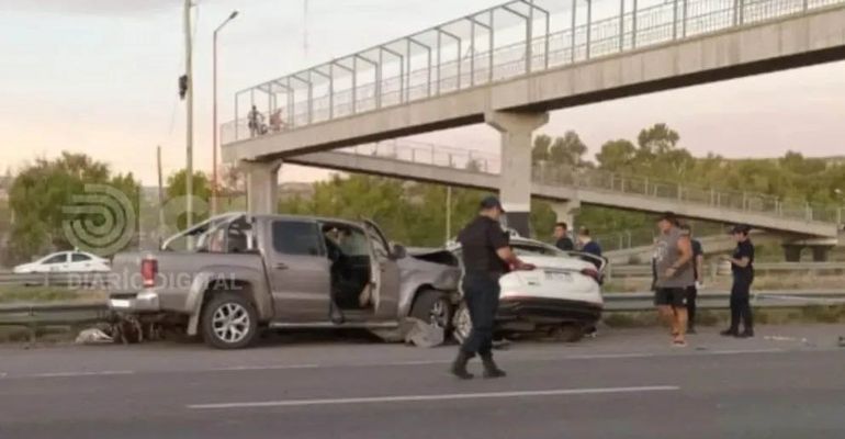 La camioneta impactó contra el lateral izquierda del taxi