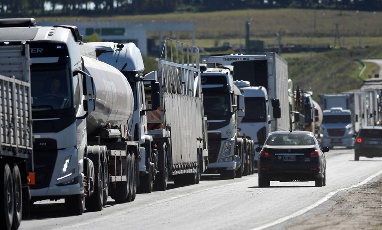 Foto de archivo: una larga fila de camiones de transporte de granos en una ruta durante una huelga en Victoria
