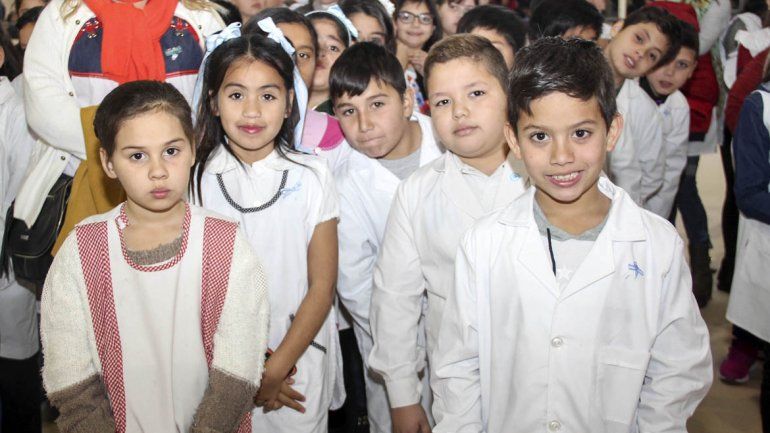 Llenos de emoción, cientos de chicos prometieron lealtad a la bandera