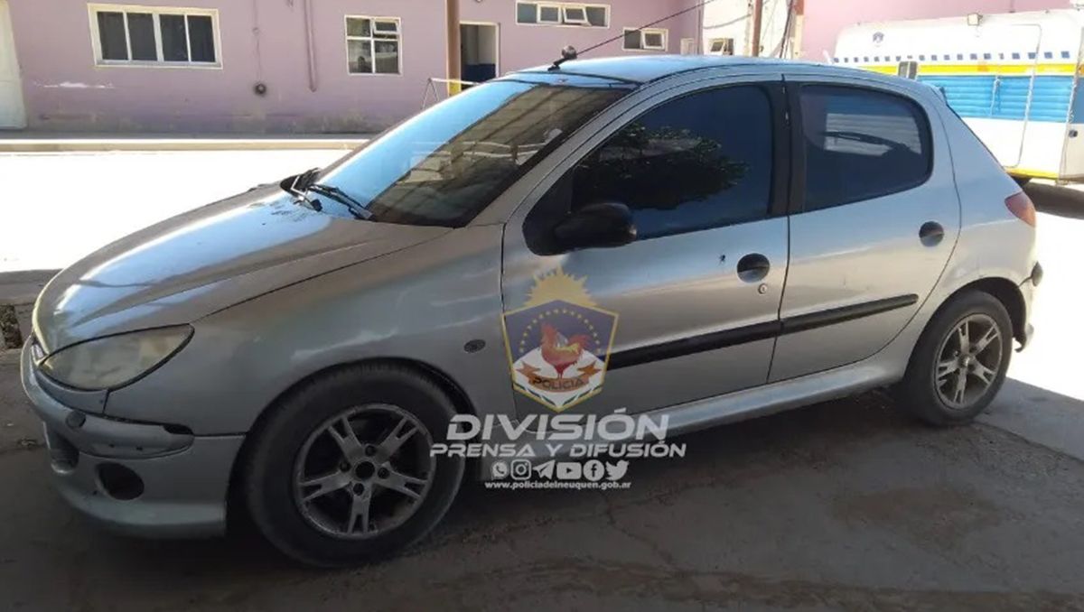Fue a verificar el auto y descubrieron que había sido robado en Cipolletti