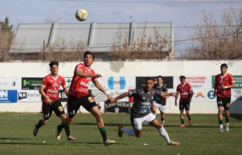 Cipo y Villa Mitre se enfrentaron este domingo con camisetas alternativas. Fotos: Omar Novoa