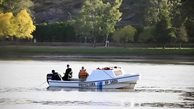 Efectivos de Prefectura Naval junto a los de la Policía rionegrina seguían buscando a los desaparecidos en el río Negro. Efectivos de Prefectura Naval junto a los de la Policía rionegrina seguían buscando a los desaparecidos en el río Negro.