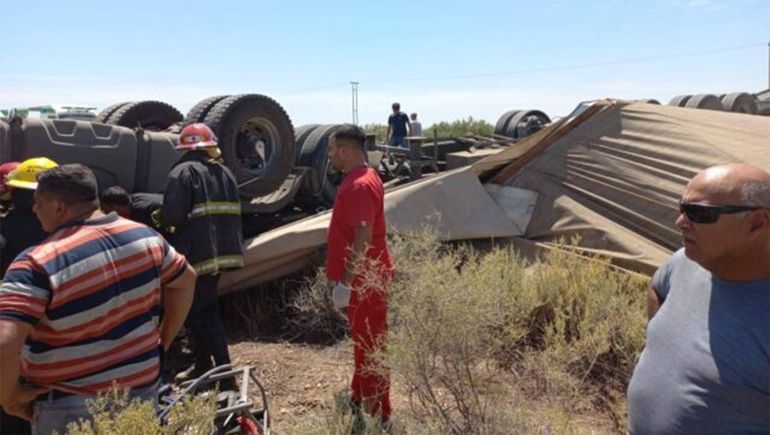 Ruta 151: volcó un camión con cervezas y se robaron parte de la carga