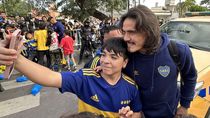 Enorme fervor en Santiago por la presencia de Boca. Cavani se sacó fotos con los hinchas y firmó decenas de autógrafos. 