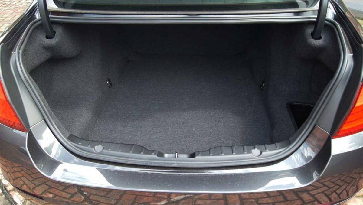 Le robaron 300 mil pesos del baúl del auto