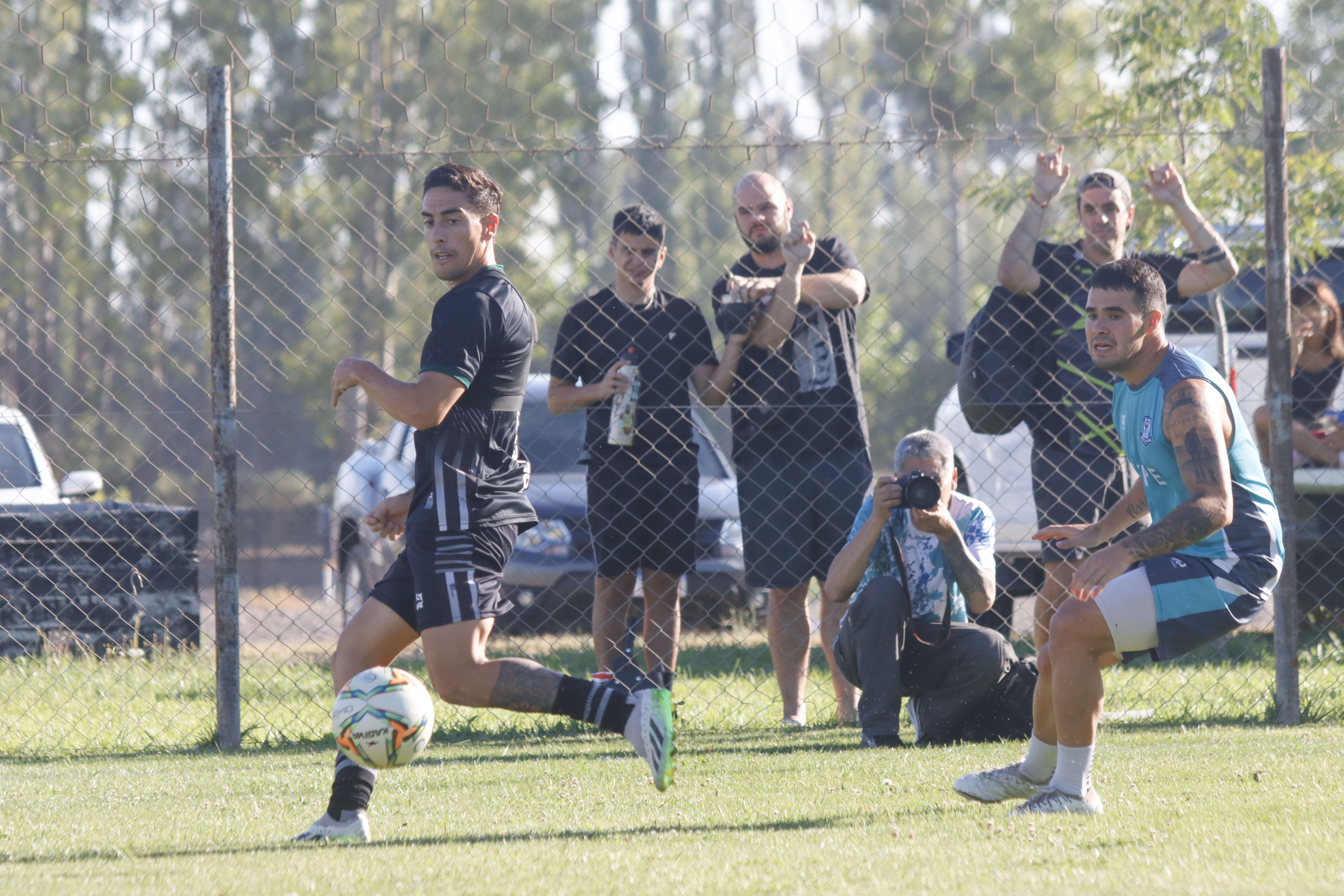 El amistoso que jugaron Cipolletti y Deportivo Rincón durante la pretemporada. Fotos: Anahí Cárdena