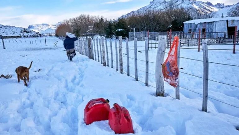 Santa Cruz: un puestero aislado por la nieve se negó a ser rescatado por el Ejército.