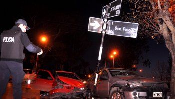 Los autos chocaron y, sin control, terminaron muy cerca de la vereda.