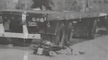 La moto quedó tendida en la calle tras impactar contra el acoplado. 