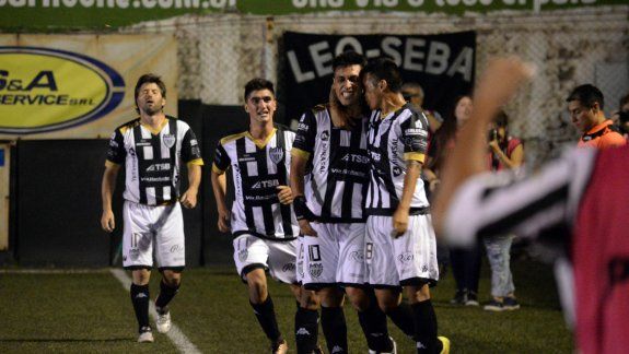 Sosa tuvo dos pasos por el Albinegro, bajo el mando de Pancaldo y de Homann. Para el hincha siempre fue un nombre querido y pedido dentro del campo.