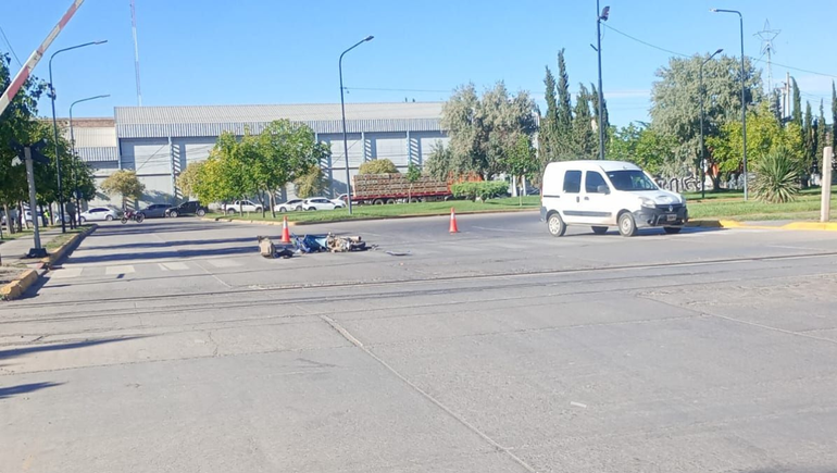 Sobre la calle Pacheco, una motocicleta fue colisionada por una camioneta. La conductora del rodado menor, fue trasladada al hospital.