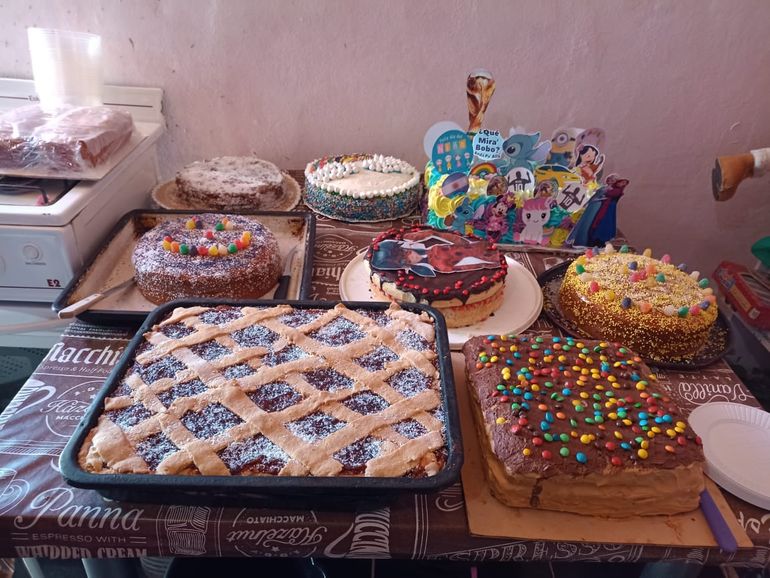 En el comedor Ubuntu Ferri, no se andan con vueltas. Tratan de hacer las mejores comidas para entregar a los menesterosos, que se llevan los platos a sus hogares para disfrutarlos. Y, cuando pinta festejos, sobre todo para los ni&ntilde;os, la calidad de la pasteler&iacute;a no deja lugar a dudas.&nbsp;