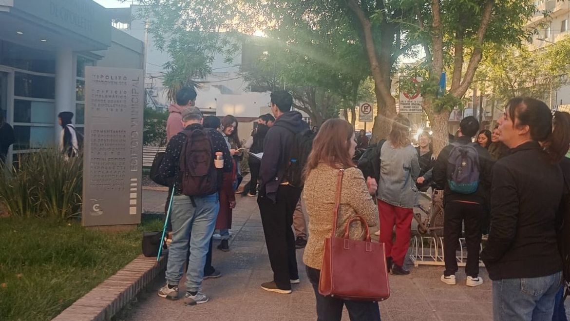 El personal municipal debió permanecer en el exterior del edificio mientras trabajaba la policía.&nbsp;