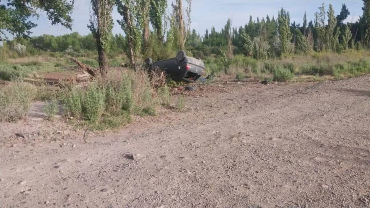 El hombre perdió el control del auto, volcó y murió.