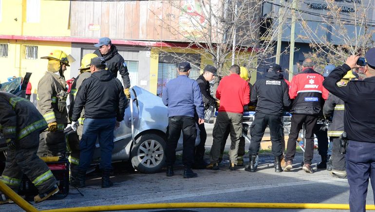 Destrozó el auto contra un poste: dos mujeres hospitalizadas