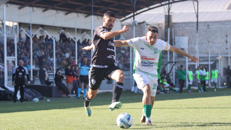 Ezequiel Carmona volvió a jugar contra Germinal de Rawson el último domingo. Fotos: Anahí Cárdena&nbsp;