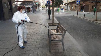 rociar las calles con desinfectante es peligroso y poco eficaz