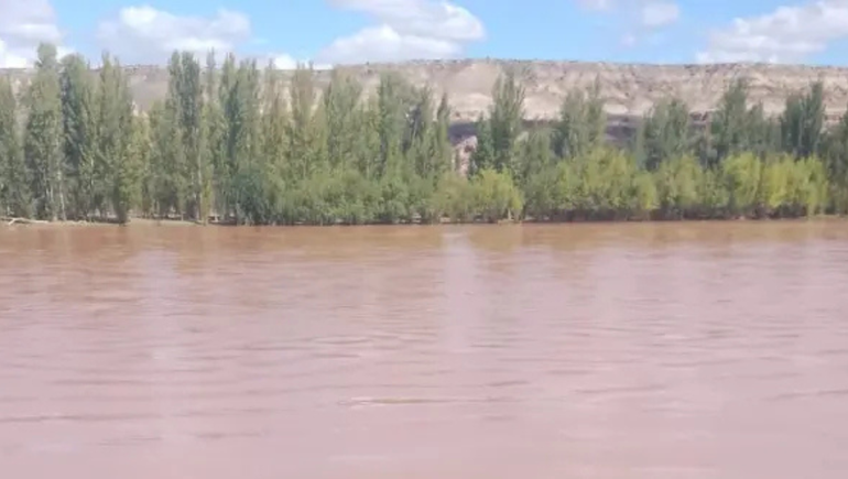 Aguas Rionegrinas (ARSA) se encuentra monitoreando el caudal del río Negro ante la turbiedad registrada en las últimas horas.
