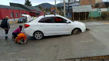 El vehículo quedó incrustado en el hormigón fresco.&nbsp;