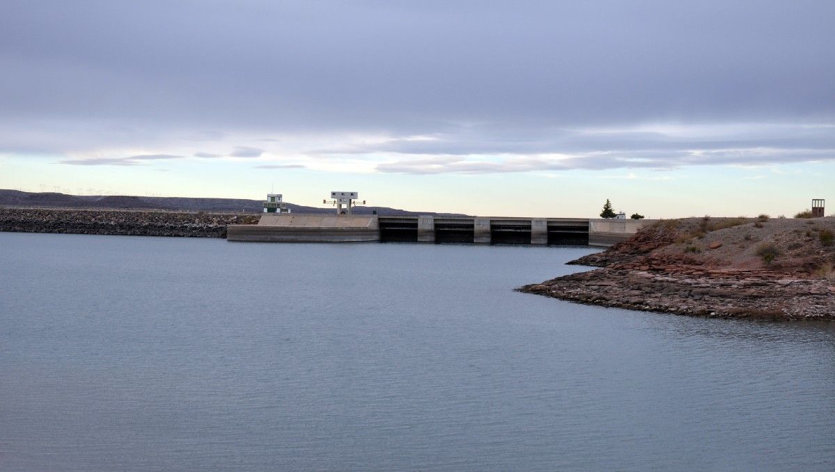 El salvavidas del Comahue: la concesión de las represas hidroeléctricas son un salvavidas para las deudas del Nación.