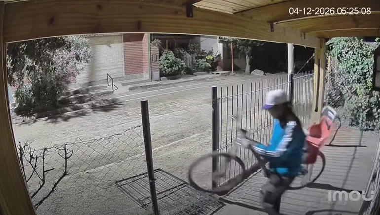 Una captura del video en el que se ve al ladrón de la bici cometiendo el robo.