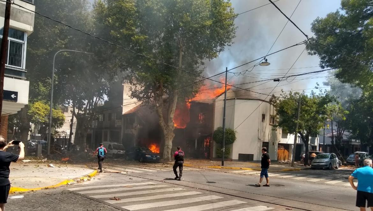 Tremenda explosión destruyó tres dúplex: hay un muerto