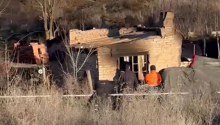 La vivienda donde fue atacada la víctima quedó destruída por el fuego. Su hijastro quedó ahora como principal acusado de haber cometido el hecho.&nbsp;
