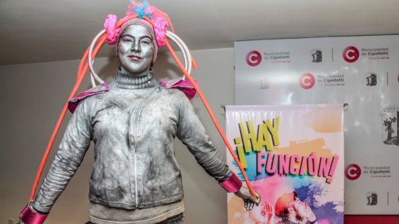 Con estatuas vivientes, se presentó ayer el festival nacional de teatro.