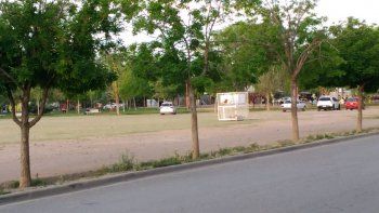 Vaciaron de basura al enrejado para tapitas y lo cambiaron de lugar.