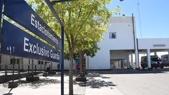 fue a la guardia del hospital heller, se retiro con la sonda y murio en su auto frente a la municipalidad