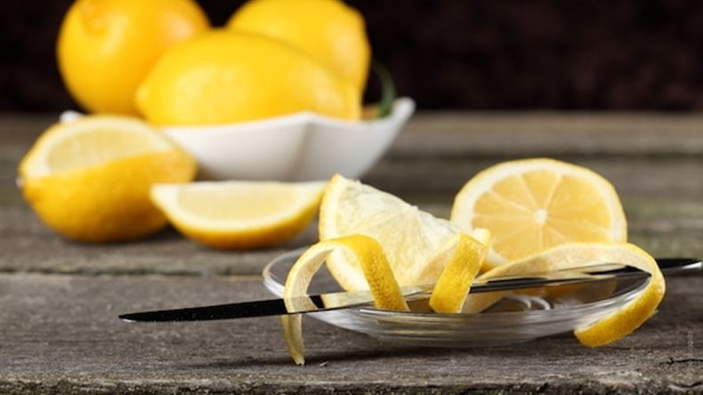 ¿Cáscaras de limón en el horno? De qué se trata este método de limpieza y por qué lo recomiendan