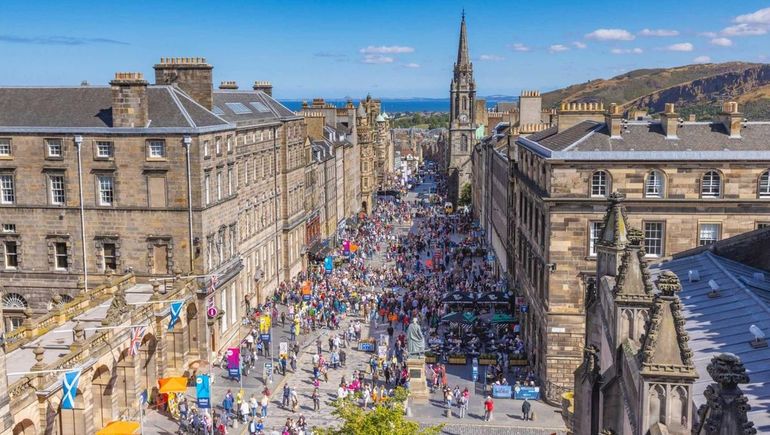 El paquete tur&iacute;stico inclu&iacute;a clases de ingl&eacute;s en un instituto en Edimburgo, Escocia.&nbsp;