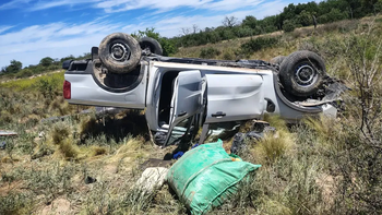 La camioneta Pick Up  quedó posicionada al revés sobre la banquina este de la Ruta Provincial 13.